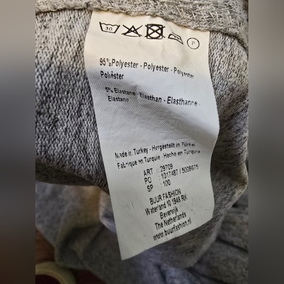 Gently Worn Yest Grey Sweater Pockets size 8 - Picture 9 of 9